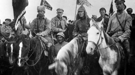 «Товарищи спят, едят, играют в карты...»