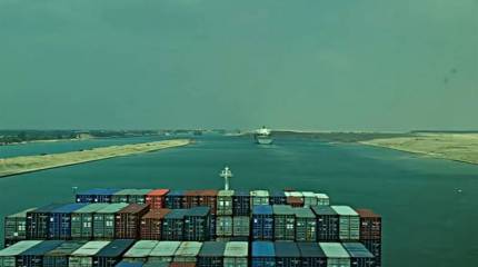 Перекрывший движение в Суэцком канале контейнеровоз снят с мели