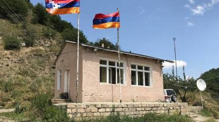 Президент Азербайджана на камеру прошёл по лежавшему на полу флагу Нагорно-Карабахской Республики