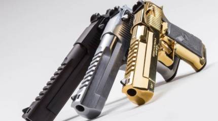 «Можно попасть куда угодно, кроме цели»: в сети отозвались о пафосном пистолете Desert Eagle с позолотой