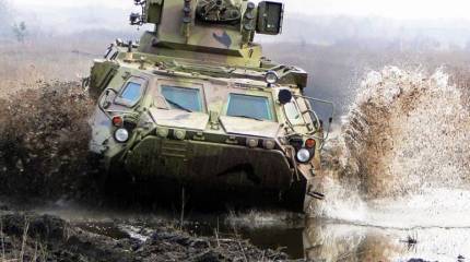 Обвешенный поплавками украинский БТР-4Е десантировали в воду с катера «Сватово»