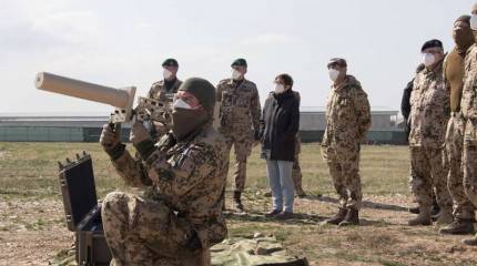 Министр обороны Германии: Немецкая армия готова и дальше поддерживать мирный процесс в Афганистане