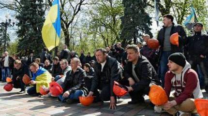 Правосеки и автомайдановцы напали на митингующих шахтёров в центре Киева