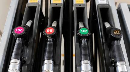 Из-за дефицита топлива автозаправки Крыма прекратили продажу бензина за наличные