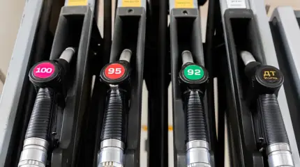 Из-за дефицита топлива автозаправки Крыма прекратили продажу бензина за наличные