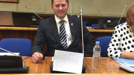 Комиссия по этике обсуждает заявление депутата горсовета Клайпеды, назвавшего Литву фашистским государством