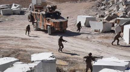 Турецкая бронетехника после артподготовки двинулась на курдские позиции к югу от Аазаза