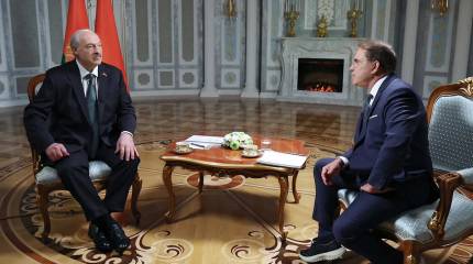 Лукашенко: я же не Зеленский, выпрашивать оружие и деньги у Трампа не буду