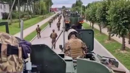 Появились кадры переброски через Латвию военной техники к границе с Белоруссией