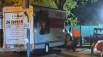 Водителя врезавшегося в ограждения Белого дома фургона обвинили в угрозе жизни президента США