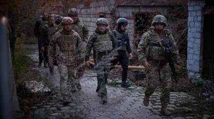 Зеленский посетил линию разграничения на Донбассе и вручил награды