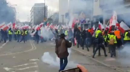 В Варшаве происходят столкновения между фермерами и полицией, несколько протестующих ворвались в здание Сейма