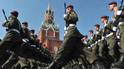 Весь мир может подождать, пока русские колонны идут на Парад Победы