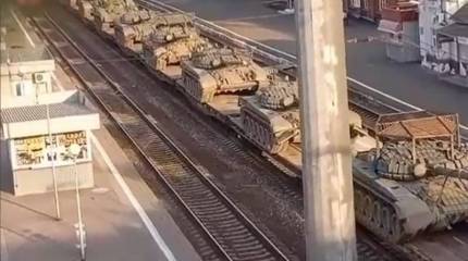 «На войну с Украиной»: В Сети обсуждают снимок российских Т-72 с «козырьками от солнца»