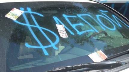 Спецмиссия ОБСЕ в Донбассе заметила лишь то, как краской изрисовали её автомобили