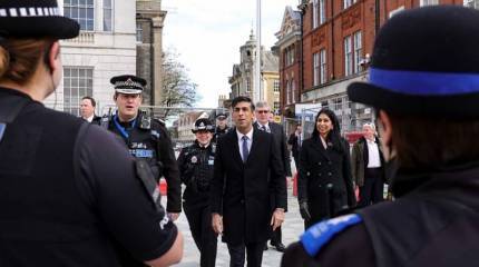 Британская пресса высмеяла пышный кортеж премьера страны Сунака с бегущими телохранителями