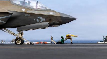 США снова атаковали Иран, ударив по островам и порту Бандар-Аббас