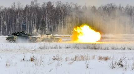 Опубликованы кадры, на которых российский танк Т-80БВ выдерживает попадание FPV-дрона противника в борт