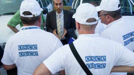 Наблюдатели ОБСЕ вышли к жителям Донецка, собравшимся у их гостиницы