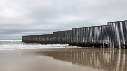 Чтобы мигрантам было сложнее залезть: Трамп приказал перекрасить стену на границе с Мексикой