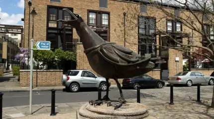 Два памятника… чайкам!