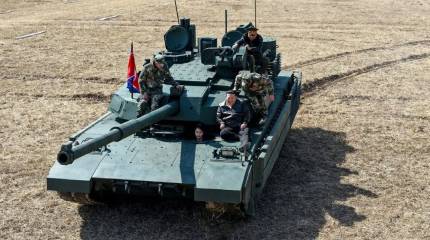 Ким Чен Ын прокатил свою дочь на новейшем корейском танке