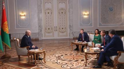 Президент Беларуси объяснил российским журналистам своё недавнее появление с автоматом