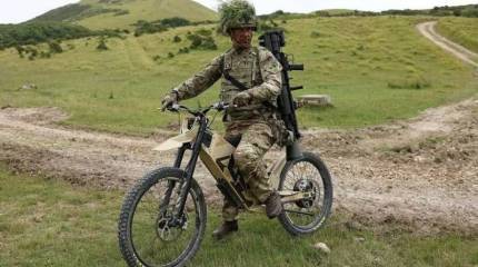Британская армия посадила противотанковые расчеты на электрические велосипеды