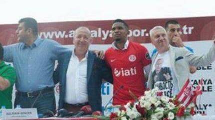 Почетный консул Украины прошелся по Анталье в футболке с изображением Владимира Путина