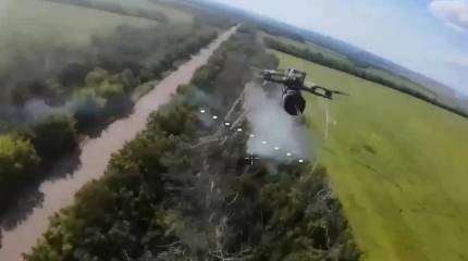 Противник показал момент сбития дрона при помощи сети, выпущенной с БПЛА