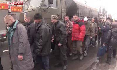 Украинских пленных провели по улицам Донецка