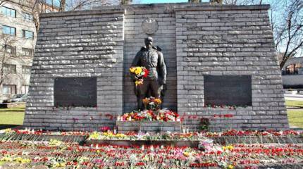 День Победы в Эстонии. Бронзовый солдат в Таллине утопает в цветах