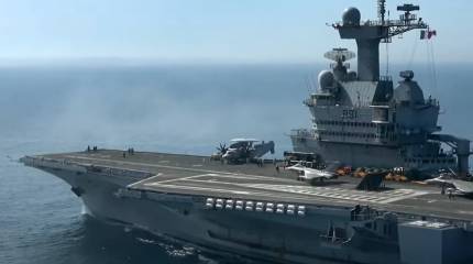 Авианосец «Шарль де Голль» не рискует входить в Красное море