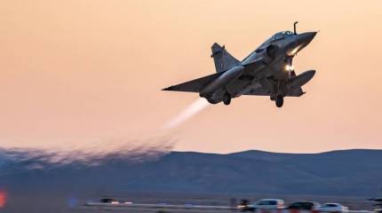 В кадр попали ангары для французских истребителей Mirage 2000, способные защитить самолеты от атак беспилотников