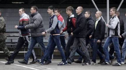 Украинские парни бегают от призыва в воюющую армию