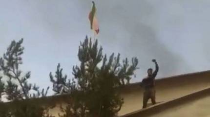 Таджикские военные подняли флаг над администрацией в кыргызском селе, интенсивность боёв только нарастает