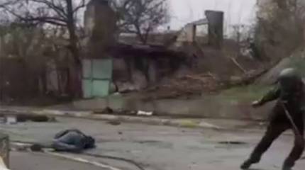 Украинский канал выдал в эфир материал, где «засветил» раскладывание тел погибших на дорогах военными Украины