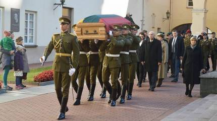 Нацист-покойник в кресле главы Литвы? Новые страницы истории Прибалтики