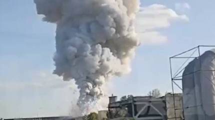 Появились кадры сильного пожара на складе пиротехники в Кемерово