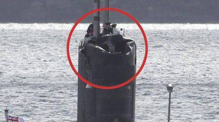 Британская атомная субмарина HMS Talent "загляделась" на маневры российских кораблей и ударилась о льдину