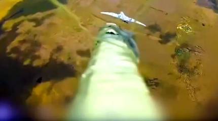 Пытался уйти: показаны кадры тарана редкого украинского БПЛА российским FPV-дроном в районе Часова Яра