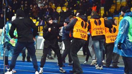 Украинские болельщики напали на французских фанатов из-за плаката о Крыме