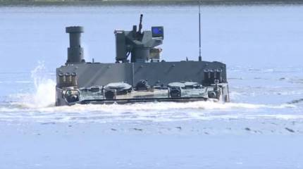 Показано видео с преодолевающим водную преграду БТ-3Ф