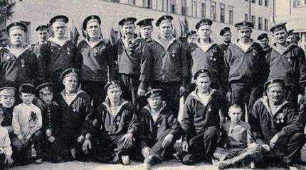 "Не скажет ни камень, ни крест, где легли во славу мы русского флота..."