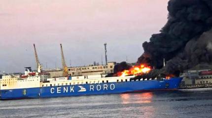 В порту Одессы горит грузовое судно после ракетного удара ВС РФ