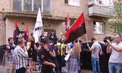 Вместо таблички в память об Олесе Бузине правосеки прикрепили доску с портретами лиц, подозреваемых в его убийстве