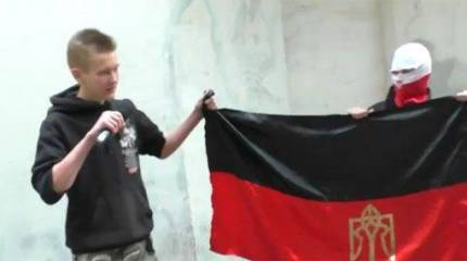 Молодые поляки представили украинцам лекцию об истории и растоптали бандеровский флаг