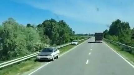 Украинцы бросают машины на трассе и уходят пешком в Молдову