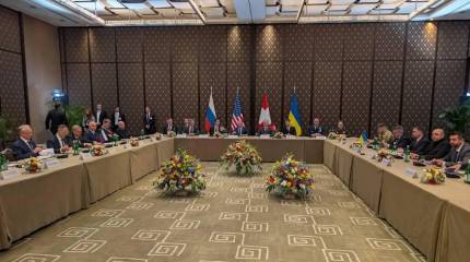 В Женеве начались трехсторонние переговоры: Арахамию нарядили в галстук