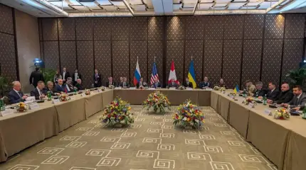 В Женеве начались трехсторонние переговоры: Арахамию нарядили в галстук